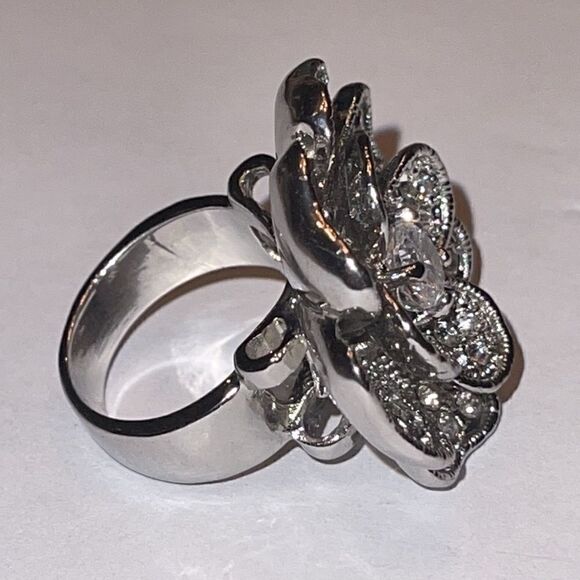 NWOT huge rhinestone flower shaped silver tone ring - Picture 3 of 8